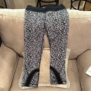 21. Lululemon Wunder Under Crop III Scatter Star Arctic Grey Black